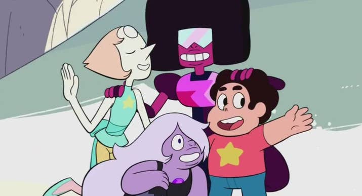 'Steven Universe' es la primera producción de Cartoon Network creada por una mujer que, sinceramente, en 2013 ya iba siendo hora. La serie trata de un chaval llamado Steven que vive en el pueblo ficticio de Beach City junto a tres guerreras alienígenas con superpoderes. Mola, ¿verdad?Rebecca Sugar, su creadora, nos presenta a tres alienígenas nada normativas que tienen un papel fundamental y poderoso en la serie. La serie es además una delicia para aquellos papás y mamás amantes de la ciencia ficción que quieren empezar a darle buenas pildoritas a sus hijas.Edad recomendada: más de 5 años.