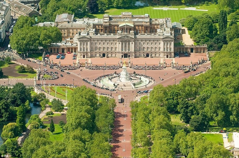 If this is the first time your parents have visited London? Or do you just fancy seeing the sights? Well, why not take a trip to see one of the most iconic sights - Buckingham Palace!