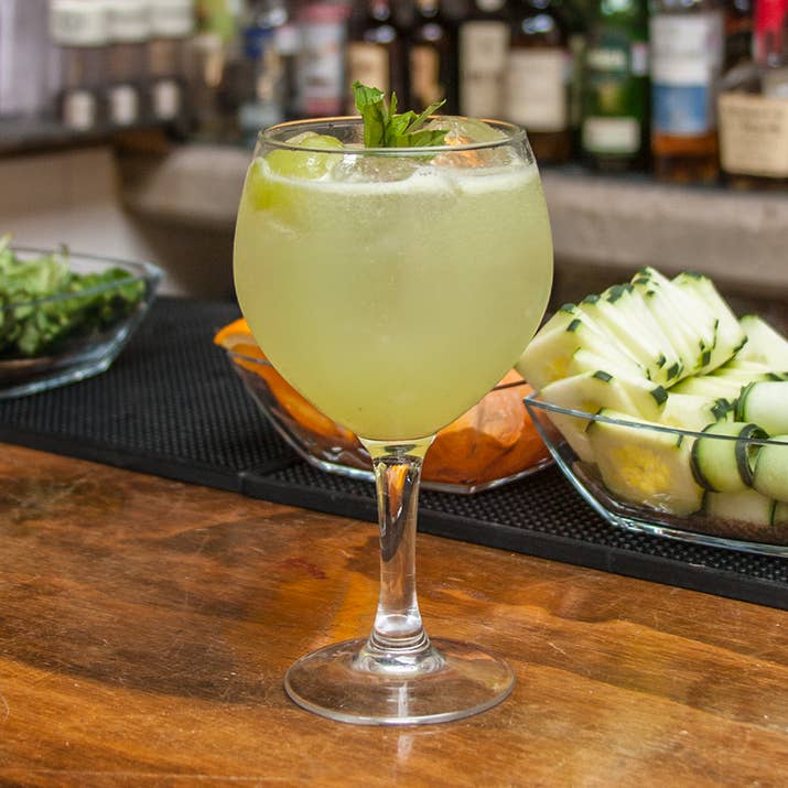 Ingredientes:- Hierbabuena- Jengibre- Jarabe natural- Limón amarillo- Agua mineral- GinServir en copa gota.