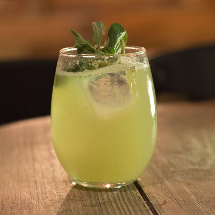 Ingredientes- 8 a 10 hojas de albahaca- 30ml de Gin- 60ml de sake- Limón verde- 10ml de miel de abeja- Chia- 1/2 pepino- Agua tónicaSirve en vaso sidrero.