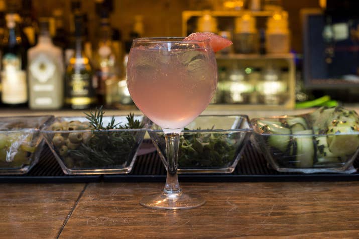 Ingredientes:- Toronjas- Campari- Agua tónica- GinServir en copa balón.