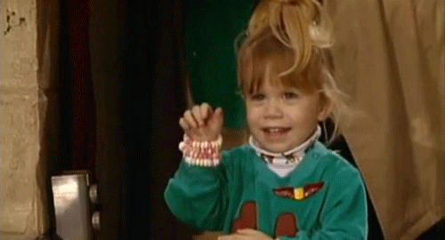 Has visto desfilar hermanos, primos y vecinos menores que tú, y les dices adiós mientras sigues en pijama abrazando tu osito de la infancia.
