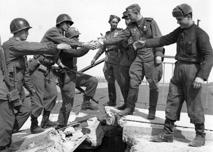28 Iconic Pictures That Defined The Cold War