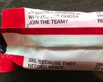 Confirmed: Abreu does not read the joke while eating Laffy Taffy. This  suggests this season is to be business only, no jokes. I suggest we all  follow suit. : r/whitesox