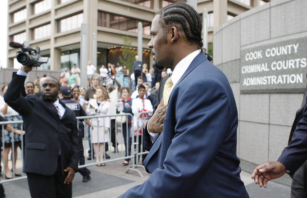 Kelly leaving the Cook County Criminal Court Building on June 13, 2008, after a jury found him not guilty on all counts in his child pornography trial.