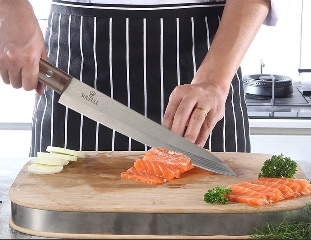 Колющий нож. Нож для роллов. Нож для нарезки роллов. Нож нарезки для суши. Нож нарезает суши.