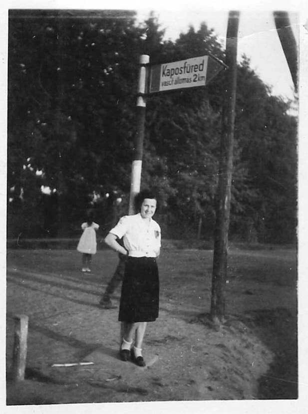 "La foto se tomo en 1943 en Kaposfüred, Hungría. Mi madre está en el frente, la foto la tomó mi padre. Un niñita está en la parte de atrás, sin brazos ni rostro. Es como un fantasma o un demonio. En casa tengo la fotografía original." – Szigeti Gyöngyi vía paranormal360.co.uk