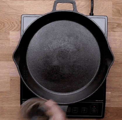 Aqueça uma colher de sopa de azeite em um frigideira com fogo alto e adicione o conteúdo do saco plástico. Cozinhe, mexendo constantemente, até que o frango esteja cozido e os vegetais macios, por cerca de 8 minutos. Sirva com arroz branco e decore com coentro picado.