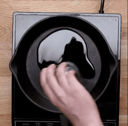 Cozinhe o frango numa frigideira, em fogo médio para alto com uma colher de sopa de azeite de oliva até estar totalmente cozido, cerca de 8 minutos. Sirva em tortilhas aquecidas com vinagrete e feijão preto.