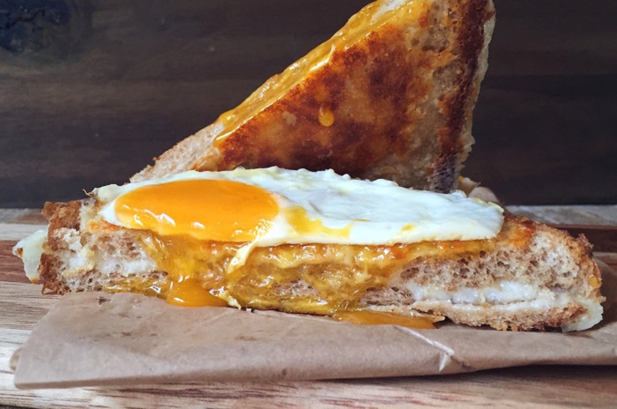 16 recetas con huevo frito que demuestran que es el ingrediente estrella de  cada plato, image size:1250x830