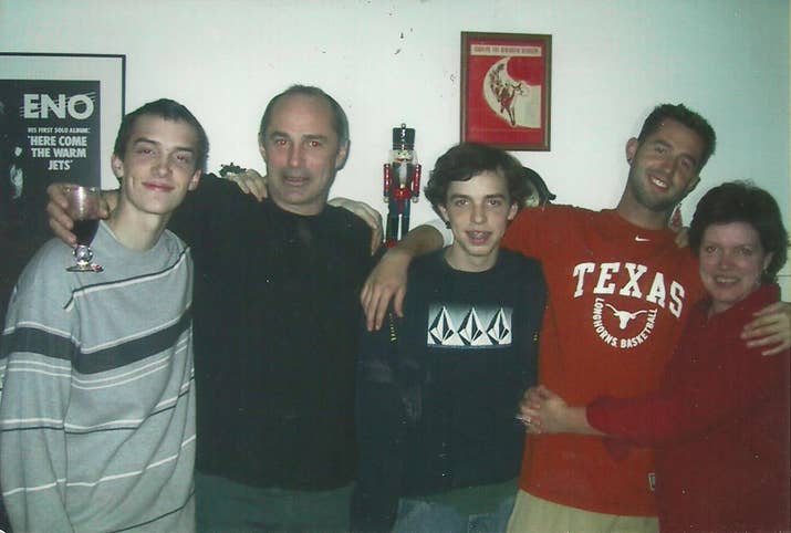 Una encantadora foto de familia feliz arruinada por una mano extra. Es la que está sobre el hombro derecho del papá. Y nadie sabe a quién diablos pertenece:"Soy el niño con ortodoncia en la foto y, honestamente, esa no es mi mano. La casa de mis padres está totalmente embrujada." – Qbaxter77 vía Reddit