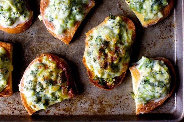 Time: 15 minutesIngredients:50 gm capsicum3 tablespoon butterFor Seasoning1 teaspoon chilli flakes1/2 teaspoon black pepper1 teaspoon oreganoFor Toppings3 tablespoon cheese spread4 leaves basil2 tablespoon corn1 footlong bread50 gm yellow bell pepper2 tablespoon broccoli2 cheese cubes2 tablespoon jalapeno50 gm red bell pepperMethod:For flavoured butter, mix basil leaves, chilli flakes, butter, oregano and black pepper. Then cut the foot longbread horizontally into half.Apply a layer of flavoured butter and then cheese spread on it.Spread roughly chopped broccoli, chopped bell peppers (red and yellow along with capsicum), boiled corn,chopped jalapenos and grated cheese cube. Sprinkle some oregano, chilli flakes and basil leaves too.Grill it in the oven for 10 minutes on 170 degree Celsius and serve it hot with tomato ketchup.