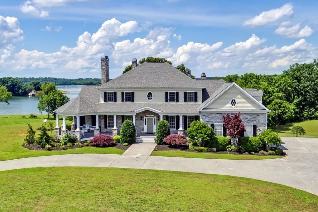 Here's What Kind Of Lake Houses You Can Buy With A Million Dollars