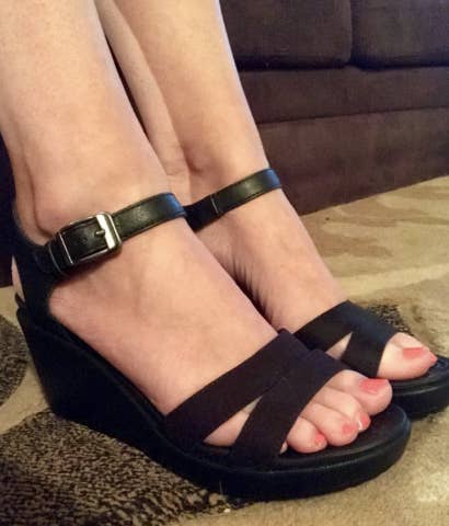 21 Ridiculously Comfortable Sandals For Anyone With Flat Feet