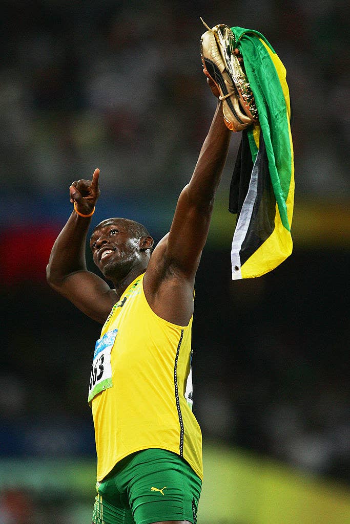手にはジャマイカ国旗とスポンサーであるPUMAの黄金のスパイクを掲げた。