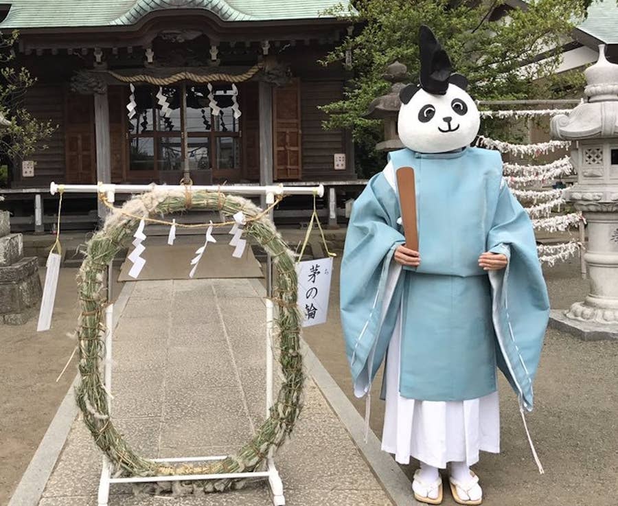 神社に現れた パンダ宮司 が話題 舞も踊れる 中に扇風機入ってますから