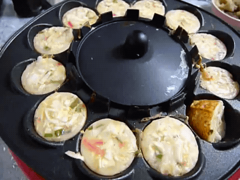 たこ焼きをひっくり返す動きが妙にかわいい。いやし系たこ焼き器って名付けたい。