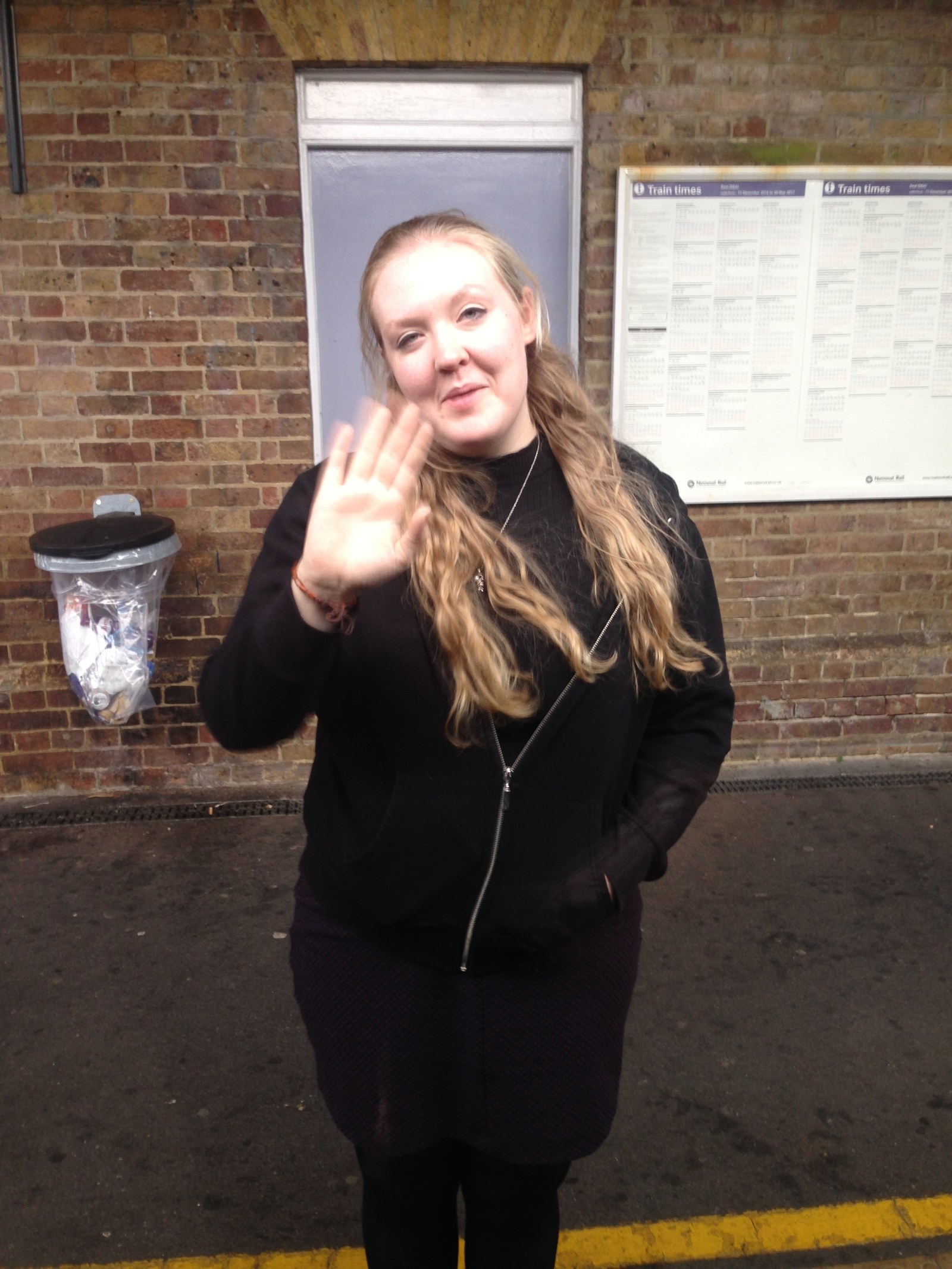 *manages to do a wave in a single photo and still looks beautiful*