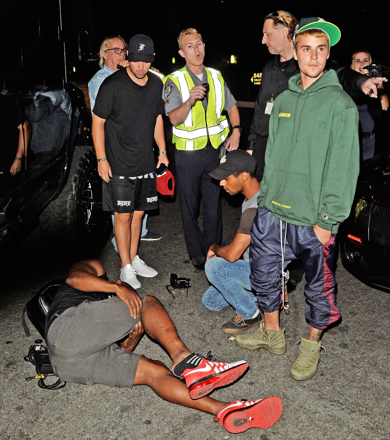 justin bieber le tira un supra a un paparazzi