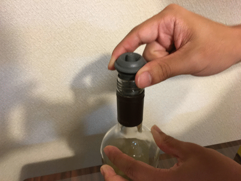それだけ密閉されていたら外すのが面倒かも…? と思いきや、意外と簡単に外せます。道具はいりません。実際に飲んでみると、開封から2週間たっても味の劣化を感じませんでした。