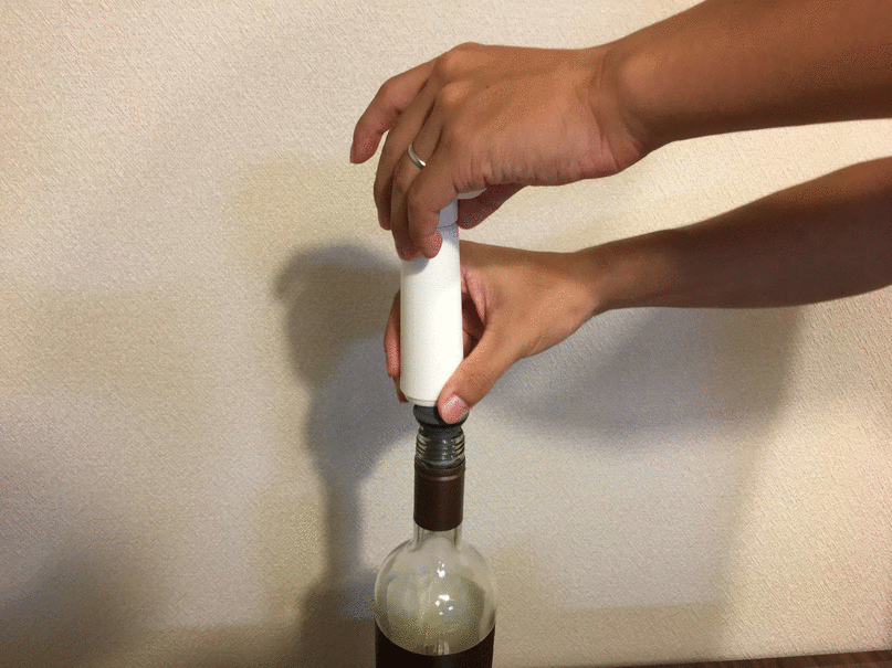 ふたに対してまっすぐポンプを重ね、ハンドルを上下させます。
