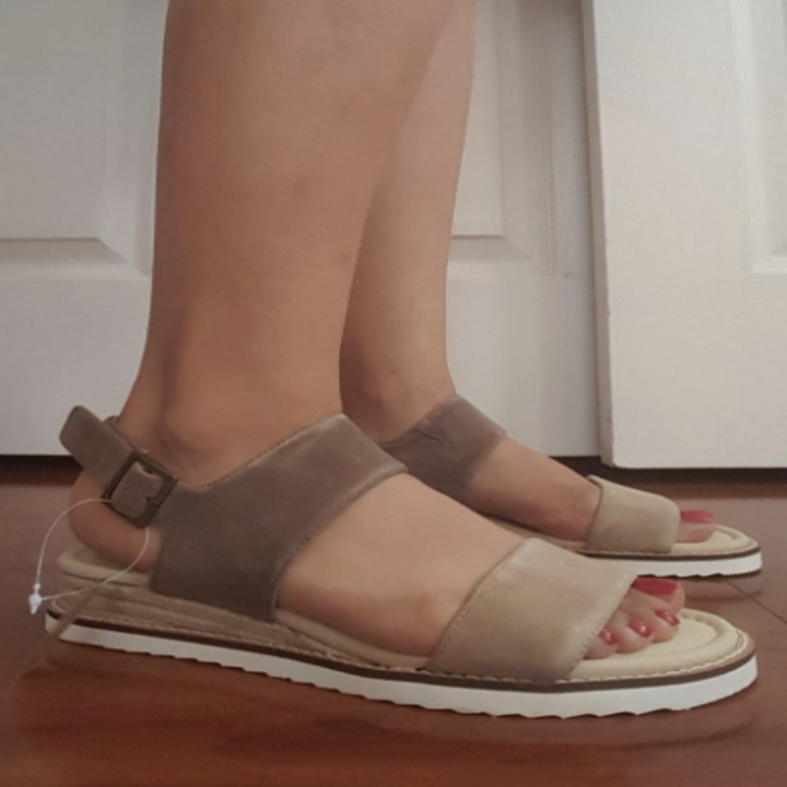 21 Ridiculously Comfortable Sandals For Anyone With Flat Feet