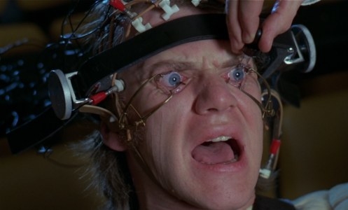 Basada en la novela escrita por Anthony Burgess, “La Naranja Mecánica” es un filme de ciencia ficción el cual combina el drama y la sátira protagonizada por Malcolm McDowell quien interpreta a Alex Delarge. Este filme particularmente muestra el desarrollo de un individuo cuyos placeres radicaban en la violencia, la destrucción y el sexo, pero que sin embargo debido a diversas circunstancias, se verá obligado a elegir entre el bien y el mal para finalmente demostrar la importancia y libertad de elección que posee cada persona.