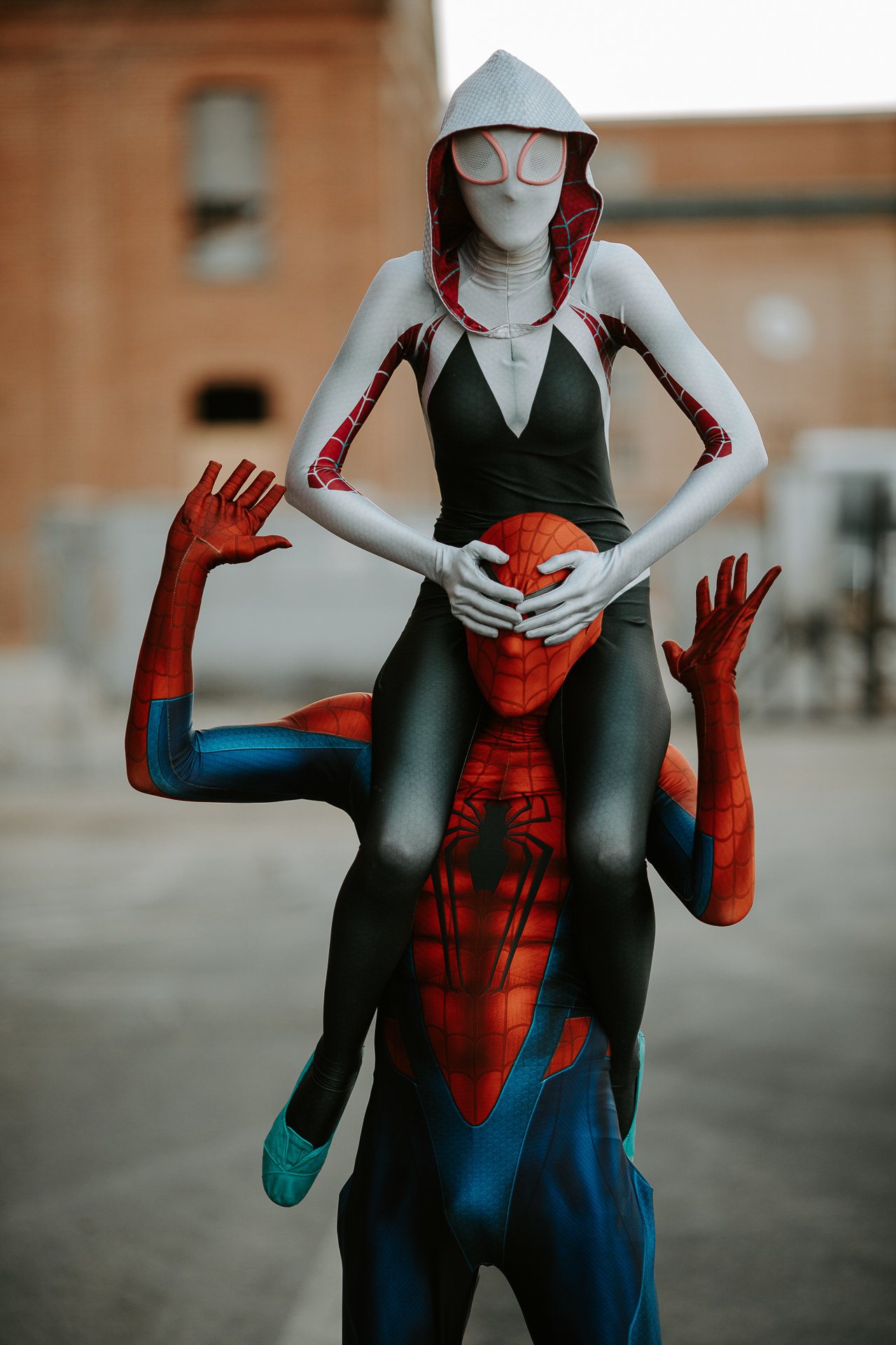 2 девушки в костюме человека паука. Спайдер Вумен Гвен. Костюм Гвен паук. Гвен человек паук косплей. Человек паук и Гвен паук косплей.