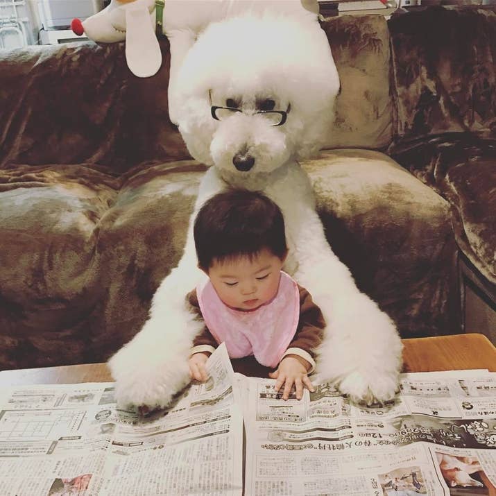 新聞を読む犬と赤ちゃん