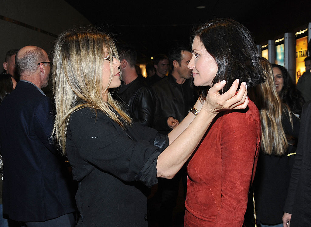 jen and courteney greeting on a carpet