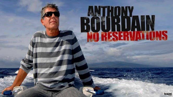 Más que un chef, Anthony Bourdain es un rockstar, trotamundos, escritor, aventurero gastronómico y, probablemente, uno de tus animadores favoritos si has visto alguno de sus programas (Parts Unknown de CNN es otro show imperdible). Durante las nueve temporadas de No Reservations, Bourdain visita muchísimos rincones del mundo, adentrándose en la cultura y gastronomía del lugar, tanto que tú también sentirás que estás viajando con él.