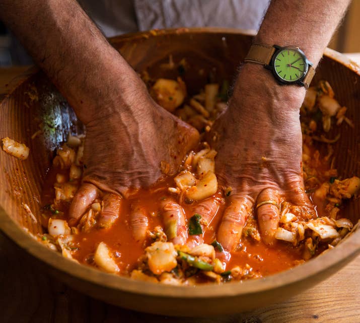 Esta serie original de Netflix, en formato documental, examina la necesidad primaria del ser humano de cocinar, y, al mismo tiempo, es un llamado a la recuperación de tradiciones para mantener el balance de nuestras vidas. El show es el resultado de la adaptación de un libro con el mismo nombre escrito por Michael Pollan, en el cual, al igual que la serie, se explora la preparación de platillos deliciosos haciendo uso del fuego, agua, aire y tierra.
