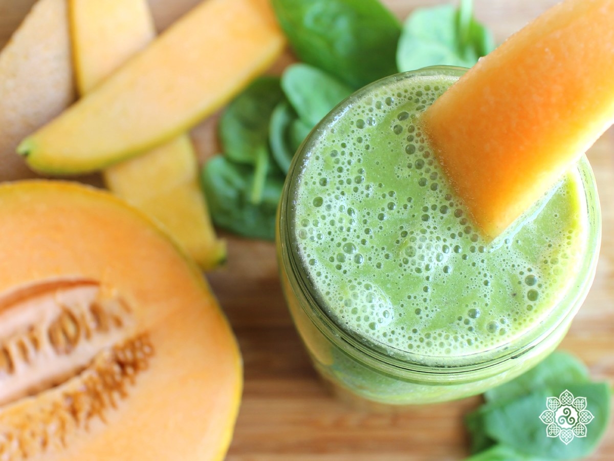 Ingredientes2 kiwis1 rebanada de melón1 limón1/2 taza de agua PreparaciónLavar y desinfectar los ingredientes. Pelar y quitar las semillas del melón. Pelar los kiwis, licuar todo junto con el agua y el jugo de limón, añadir la pulpa de melón. Mezclar y servir.