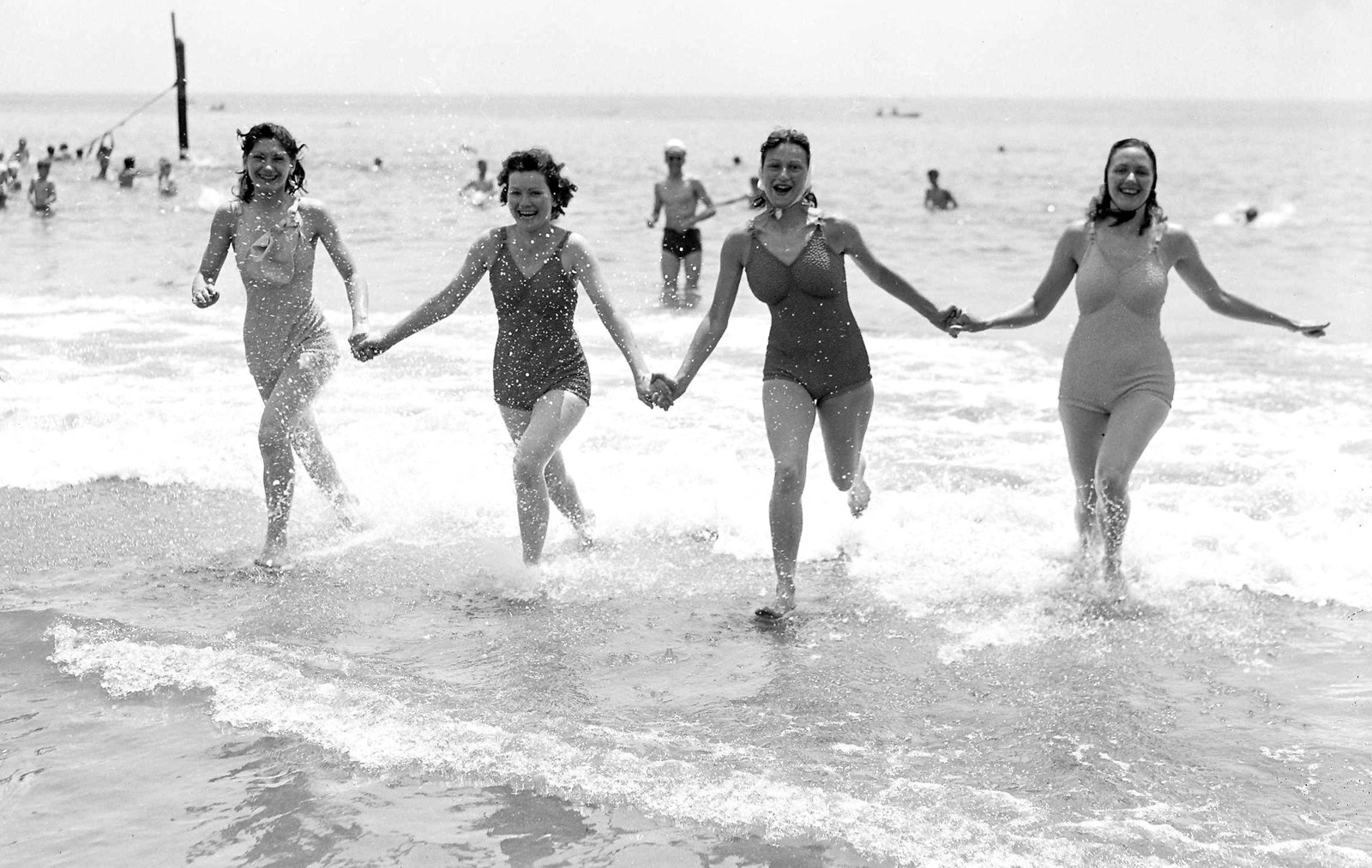 23 Incredible Vintage Pictures Of Summertime At Coney Island