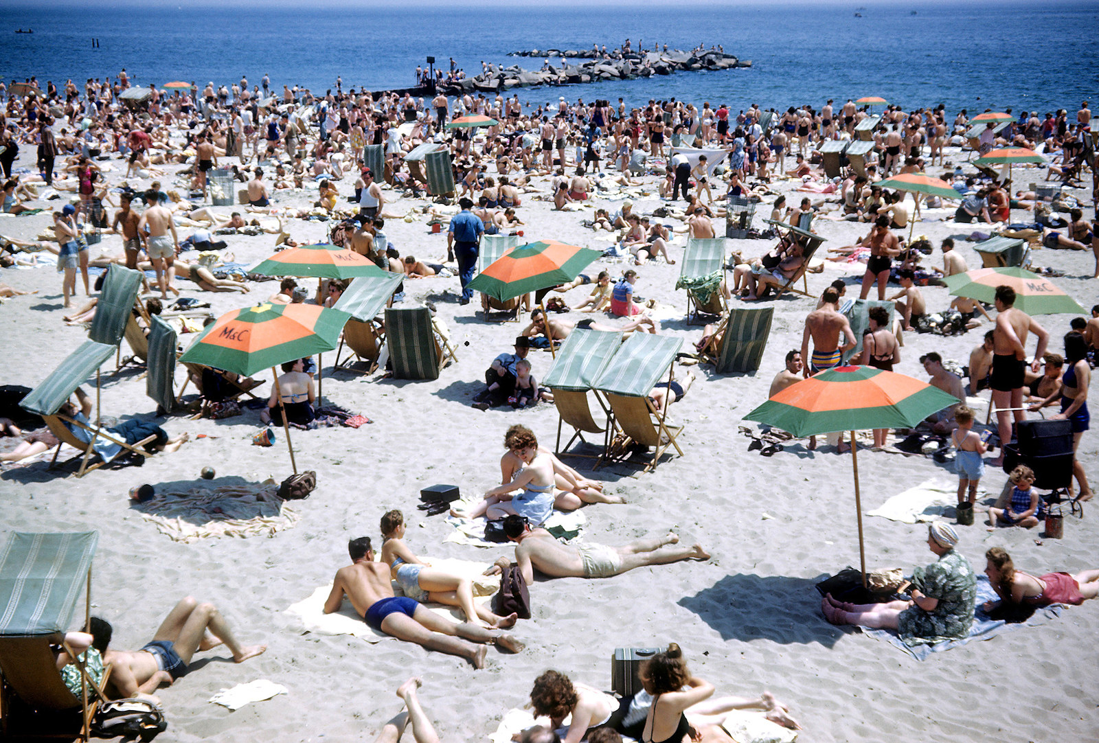 23 Incredible Vintage Pictures Of Summertime At Coney Island