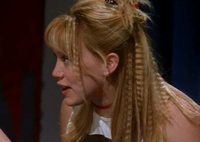 Lizzie invented crimping. She didn't just crimp a section over here, a section over there — oh, no. She took that crimper and made fucking magic with it. You see those straight bangs paired with face-framing crimped pieces?! I-C-O-N-I-C. I STILL want a crimper.