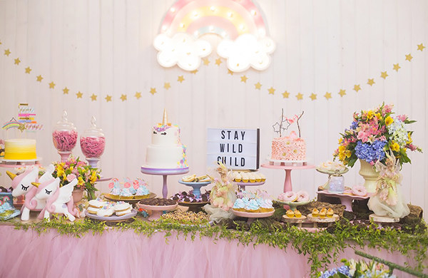 Esse tema está em alta, e é muito legal que dá pra fazer qualquer coisa com cores pasteis ou numa paleta meio "arco-íris" com glitter e cupcakes em todo canto.