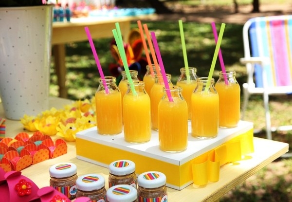 O oposto também dá certo, e com várias paletas de cores legais! Flamingos, melancias, abacaxis, azul, amarelo, rosa... várias coisas maneiras que são baratinhas e ficam o máximo juntas. Além das comidas, picolés, sucos, água de coco, um naked cake com flores e frutas, hmm.