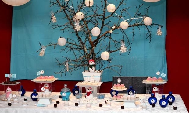 Siim, inverno! Parece estranho, mas imagina só, chocolate quente, café, bolo de cenoura com cobertura de chocolate bem quentinho, além de uma decoração bem fofa com flocos de neve feitos de papel, meio "Frozen", mas o bom é que você não se limita a cores e personagens.