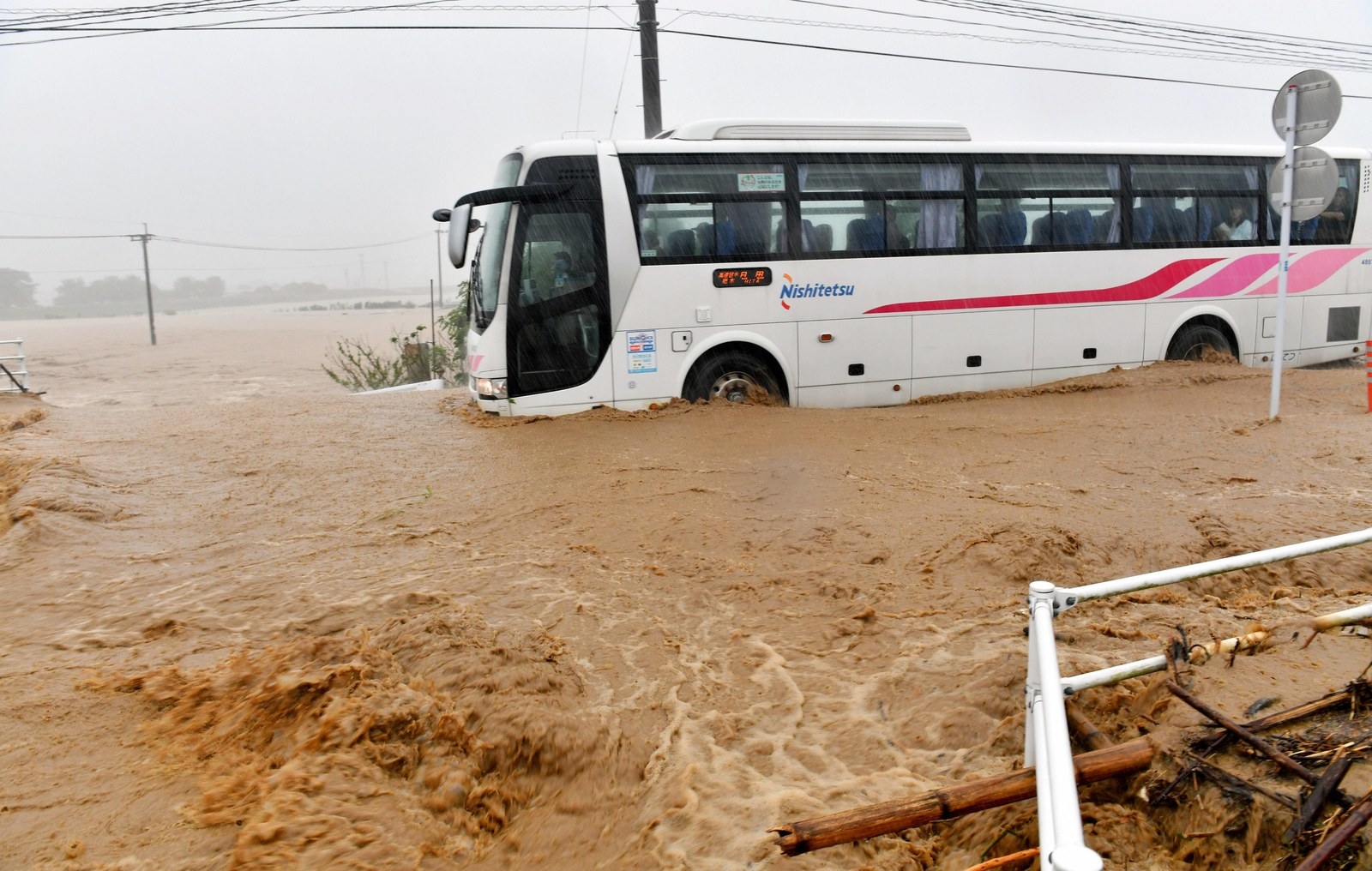 九州豪雨 西鉄バスが浸水しても止まらなかった理由