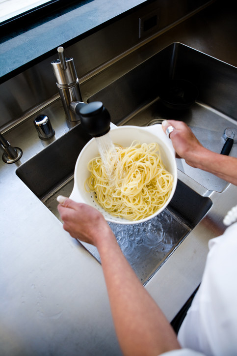 Why is Pasta Rinsed in Cold Water After Boiling? 