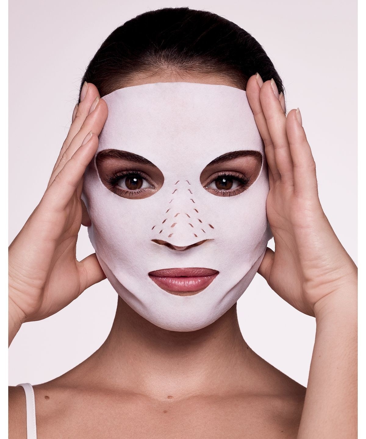Масочки делаю. Маска для лица. М̆̈ӑ̈с̆̈к̆̈й̈ д̆̈л̆̈я̆̈ л̆̈й̈ц̆̈ӑ̈. Женщина в маске для лица. Тканевые маски для лица.