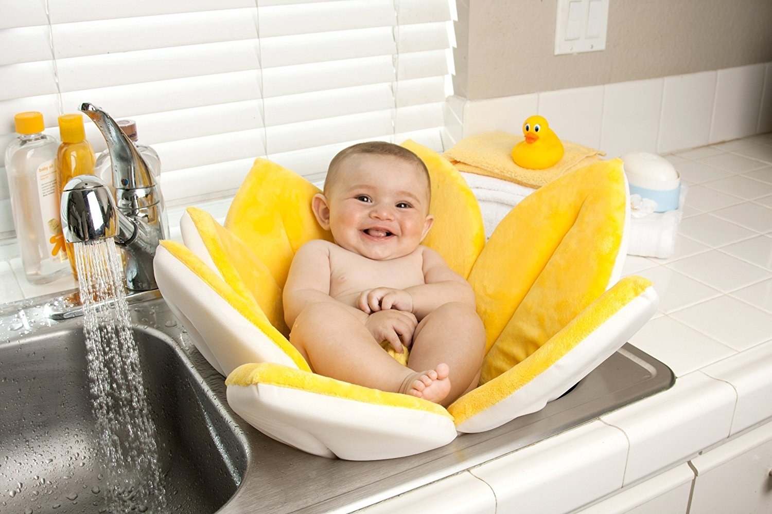 Купание в большой ванной. Малыш в ванне. Ванна для младенцев для купания. Для купания новорожденных приспособления в ванну. Раковина для купания младенцев.