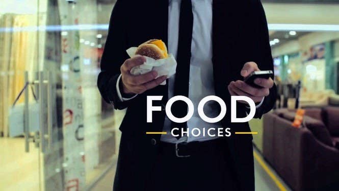 El galardonado cineasta Michal Siewierski emprende un viaje de tres años con la finalidad de revelar la verdad sobre los alimentos. Este documental afirma que te hará ver el contenido de cada plato de comida de forma diferente: pensarás en el impacto que tienen ciertos alimentos en nuestra vida, en el bienestar de los animales y en la salud del planeta.