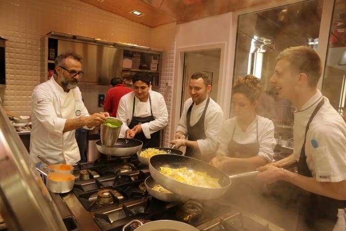 Massimo Bottura es un chef súper reconocido y este documental se centra en él, en las grandes comidas y en el impacto de las sobras. La cinta sigue a Bottura quien, junto a otros 60 talentosos chefs, preparan platillos deliciosos para las personas necesitadas, usando únicamente los alimentos que no fueron utilizados en la Expo Milán de 2015.