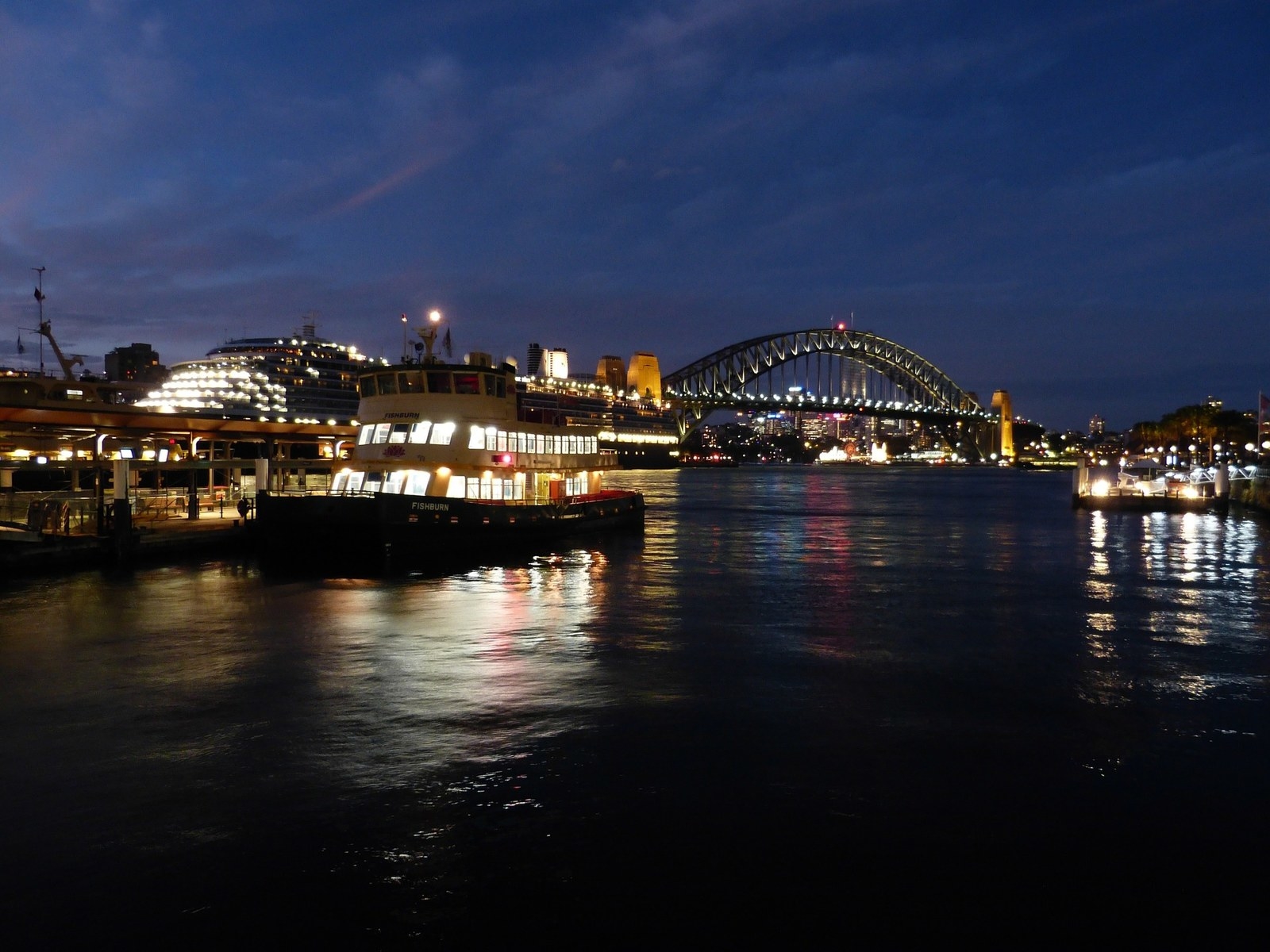 Wrapped in the arms of your beloved, enjoy the cool breeze that flows across the Sydney Harbour while on a cruise. As you revel in the luminous spectacle that is the Sydney Harbour during night, you can even share a romantic meal together on board as the cruise ship carves through the waves.