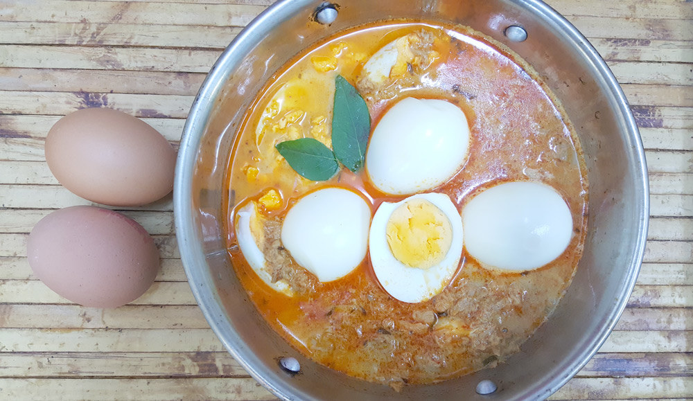 A visit to the Maldives is not gonna be complete without trying its curries. As most resorts such as Adaaran Select Meedhupparu has restaurants which cater purely to the local cuisine, do not forget to ask if they serve traditional Maldivian egg curry which is a thick and a flavourful sauce that delights the palate.