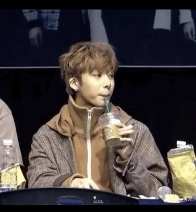Fun Fact: This original gif has garnered so much popularity that Matthew Cherry, a film director, has even shared this gif on Twitter, asking Monbebes the origins of this gif. Cherry has even asked to direct Monsta X's next music video and has claimed himself to be a Monbebe.