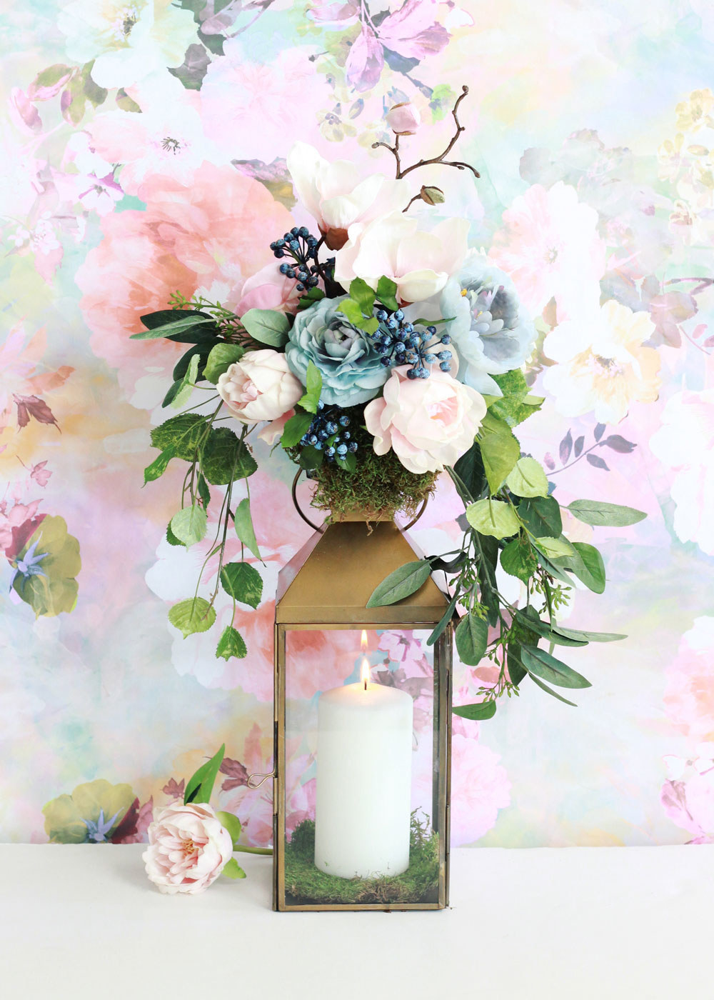 Flowers + Lantern + Candles = Wedding lighting perfection! Illuminate dark corners at your reception or decorate your buffet with candlelight, lanterns are the answer to achieving romantic lighting.
