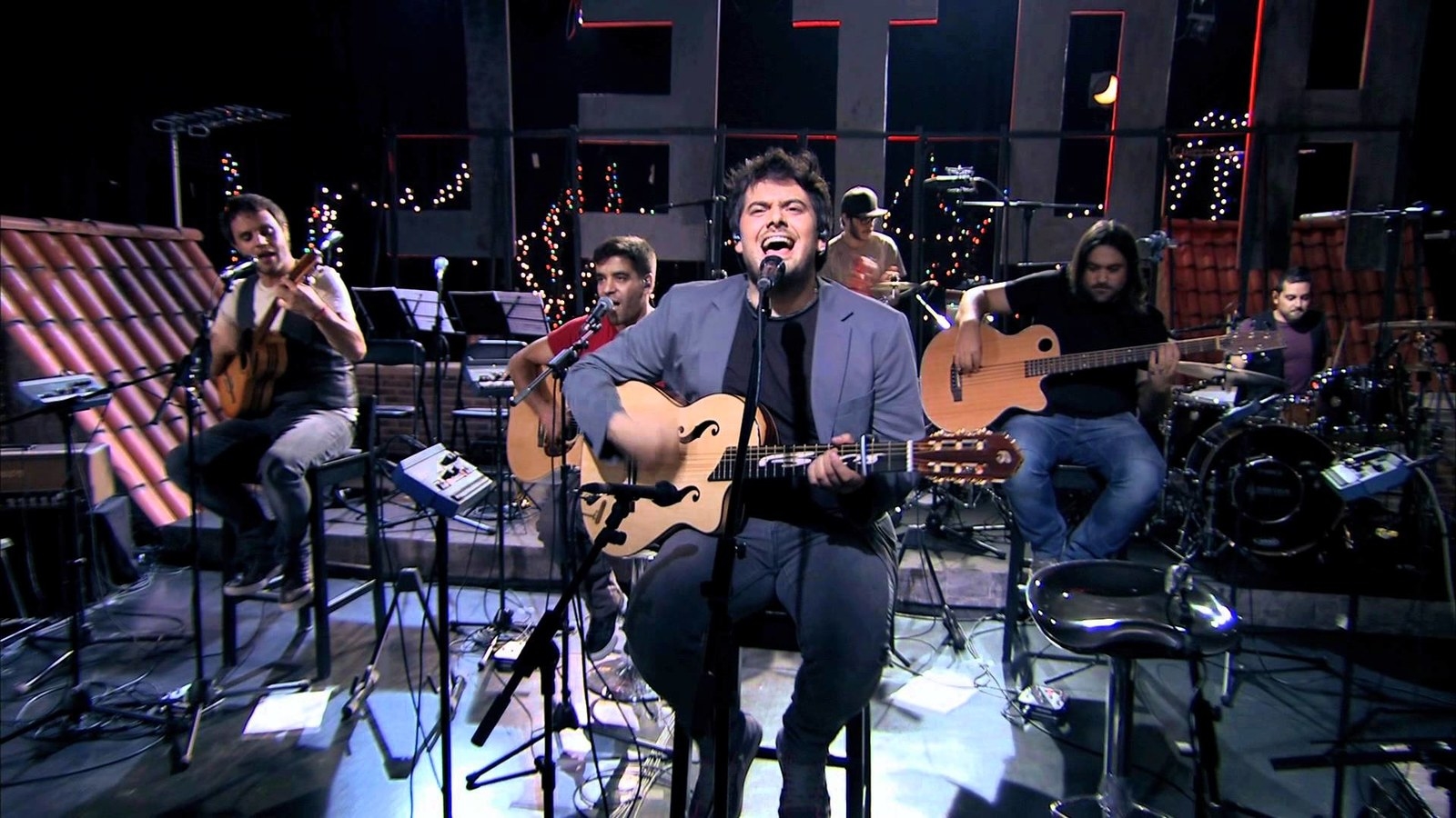 Un amigo los solía escuchar hace unos años y el día que puso esta canción, me volví fan del grupo. La versión del Directo Acústico no deja de ponerme la piel de gallina.